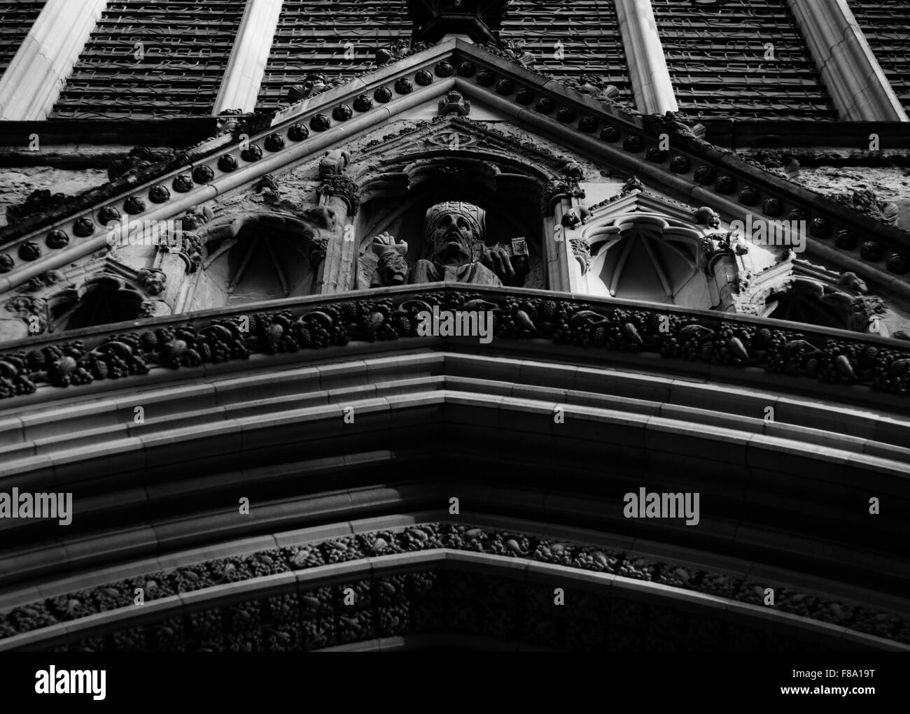 Statues sur la façade ouest de la cathédrale de York. Banque D'Images