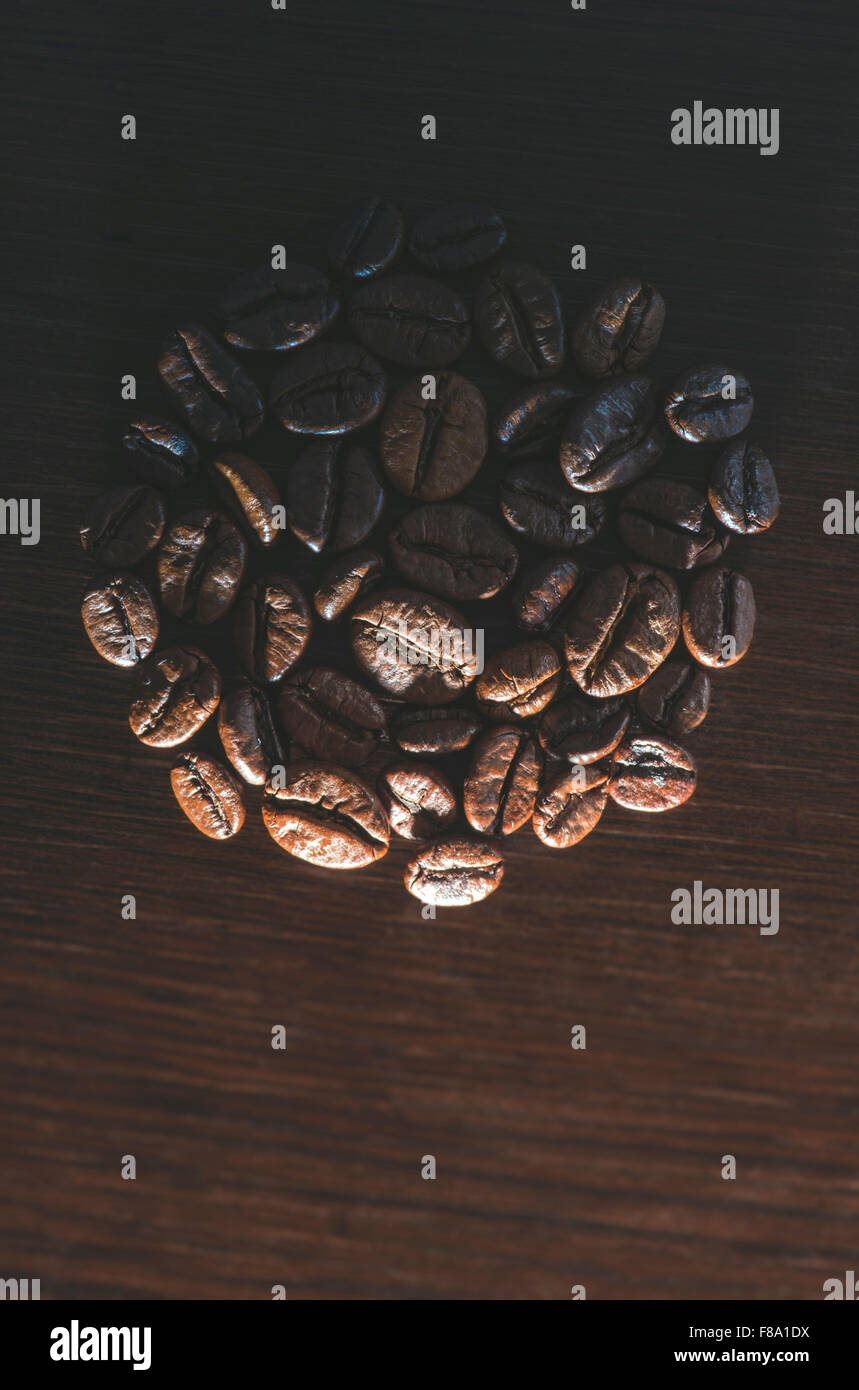 Les grains de café. Close up. Lumière sombre Banque D'Images