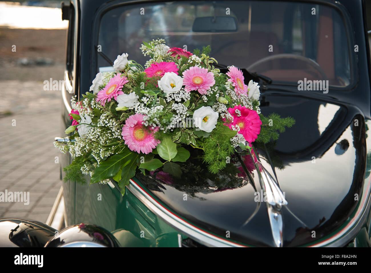 https://c8.alamy.com/compfr/f8a2hn/le-bouquet-de-mariage-voiture-de-mariage-vintage-f8a2hn.jpg
