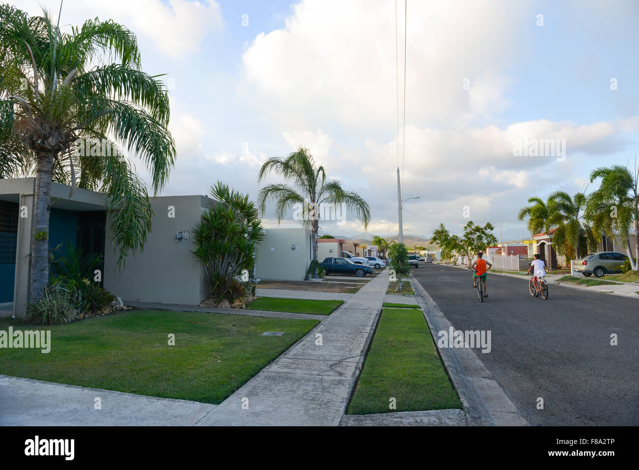 Deux enfants hispaniques sur des vélos dans un quartier calme dans la ville de Juana Diaz, Puerto Rico. L'île des Caraïbes. USA territoire. Banque D'Images