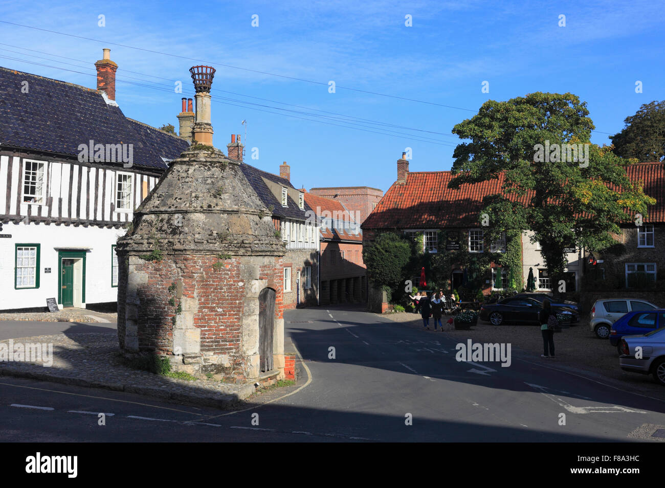 Le centre de la village de Little Walsingham montrant l'ancienne maison. Banque D'Images