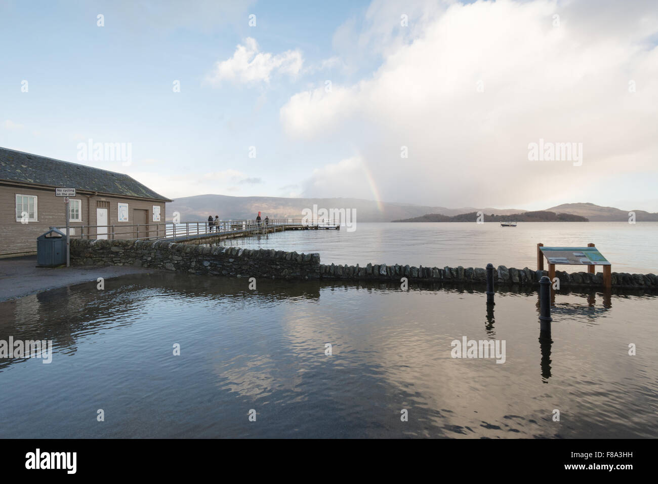 Le Loch Lomond de niveau d'eau après de très fortes pluies couvrant près de la jetée de Luss, Loch Lomond, Ecosse, Royaume-Uni Banque D'Images