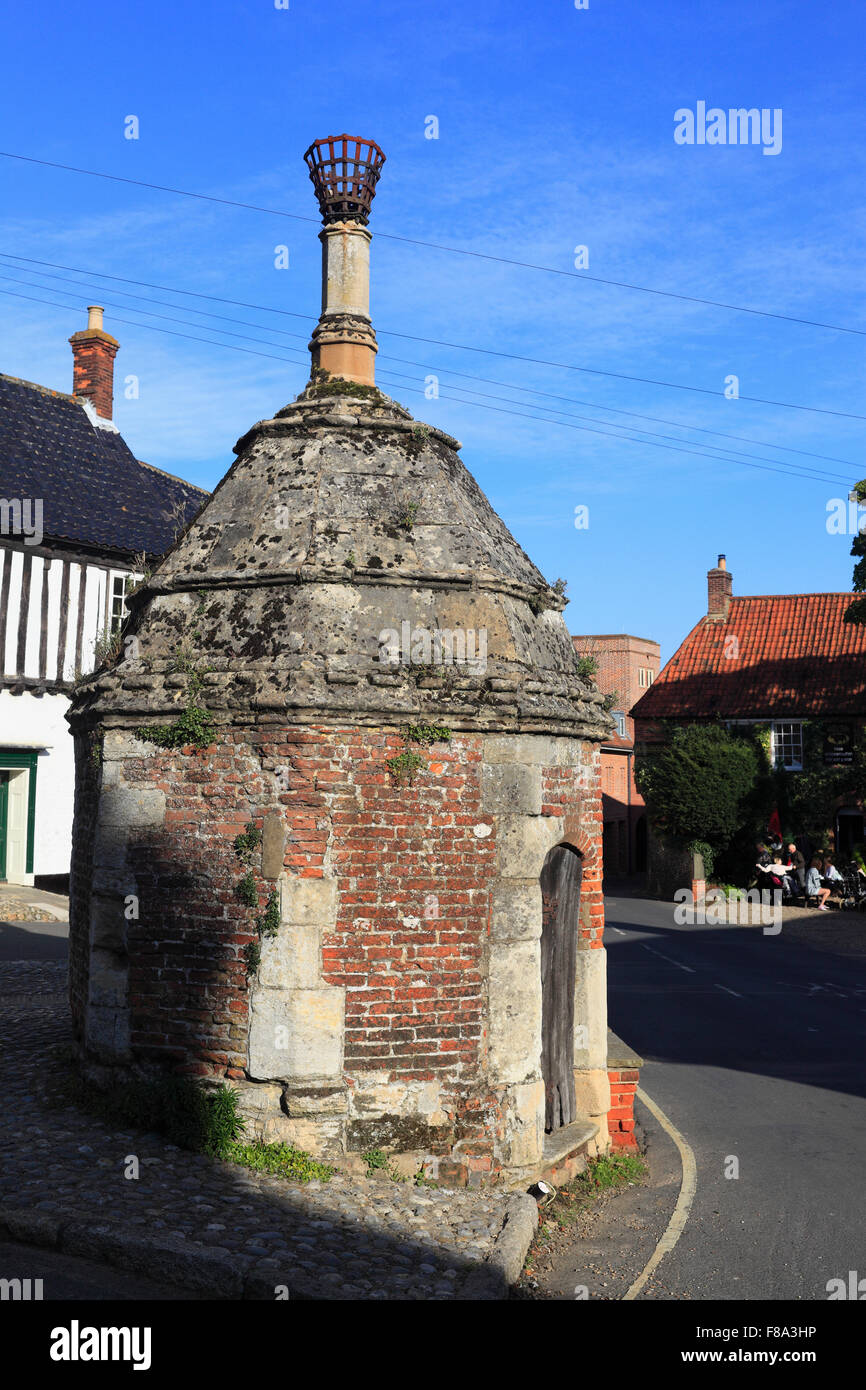 Le centre de la village de Little Walsingham montrant l'ancienne maison. Banque D'Images