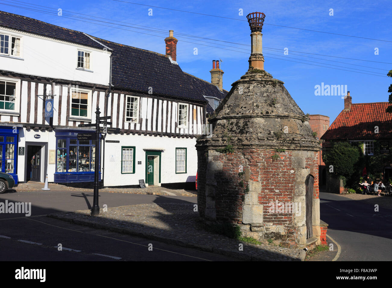 Le centre de la village de Little Walsingham montrant l'ancienne maison. Banque D'Images
