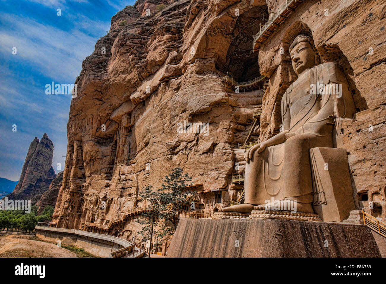 Immense statue de Bouddha, BIng Ling temple grotte et Ganshu Province, Chine Fleuve Jaune Banque D'Images