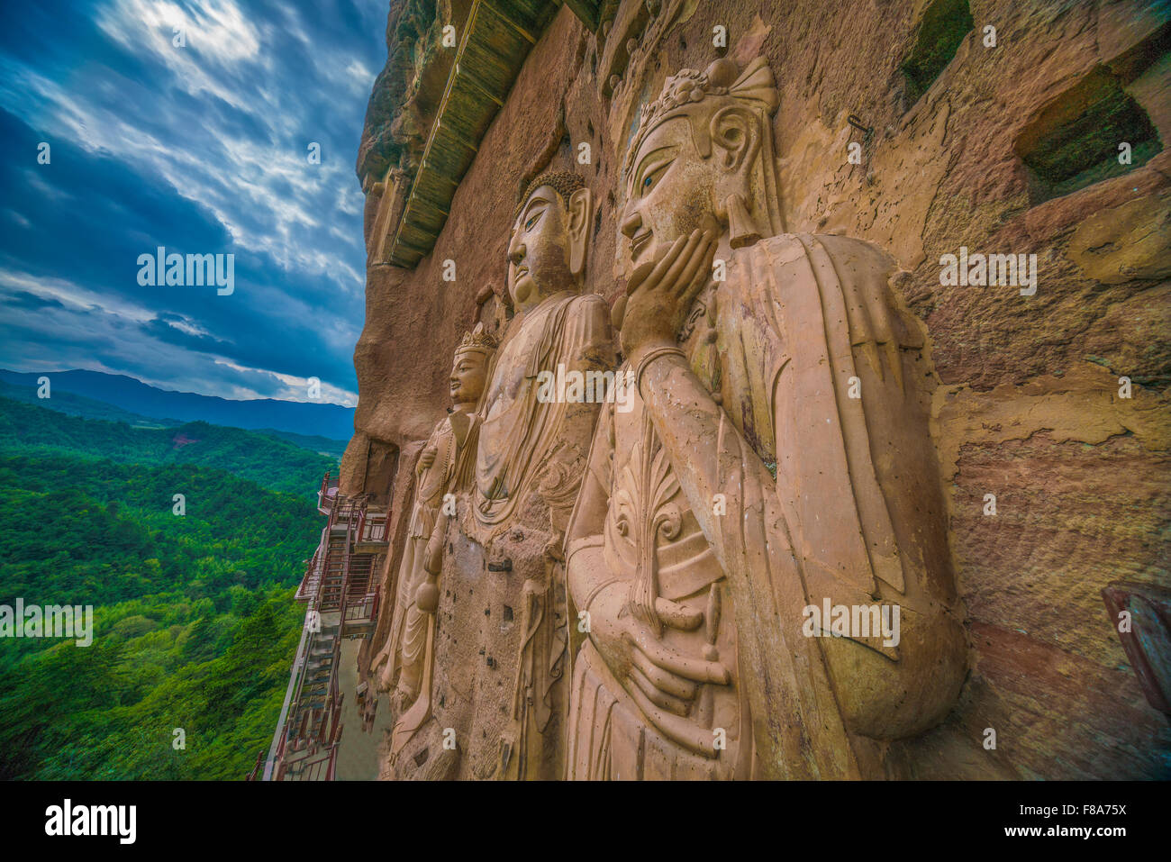 D'énormes statues de Bouddha Montagne Maijishan, grottes, Province de Gansu, Chine datant de 5ème siècle Banque D'Images