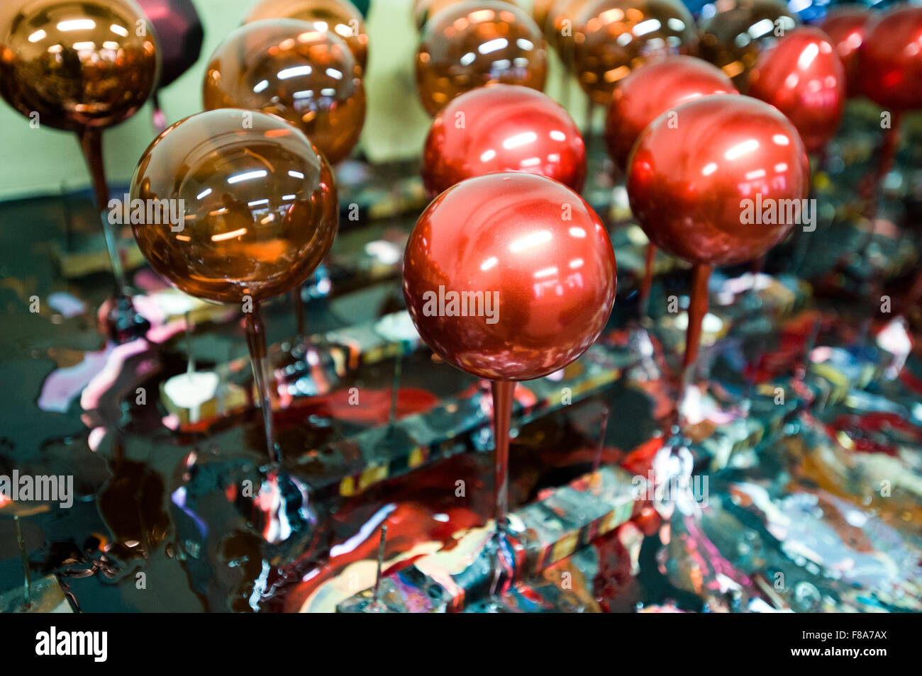 Piotrkow Trybunalski, Pologne. 7 Décembre, 2015. Boules de Noël peintes et inachevée laissée à sécher en zkło «Glass-Decor-Decor' (), un fabricant de décoration de Noël à Piotrkow Trybunalski, Pologne. Credit : Marcin Rozpedowski/Alamy Live News Banque D'Images