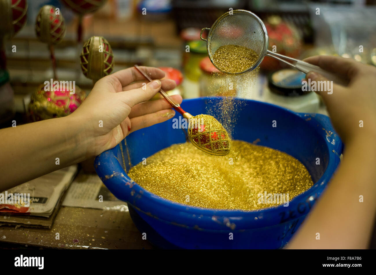 Piotrkow Trybunalski, Pologne. 7 Décembre, 2015. Bal de Noël décore travailleur avec golden glitter à 'zkło Glass-Decor-Decor' (), un fabricant de décoration de Noël à Piotrkow Trybunalski, Pologne. Credit : Marcin Rozpedowski/Alamy Live News Banque D'Images