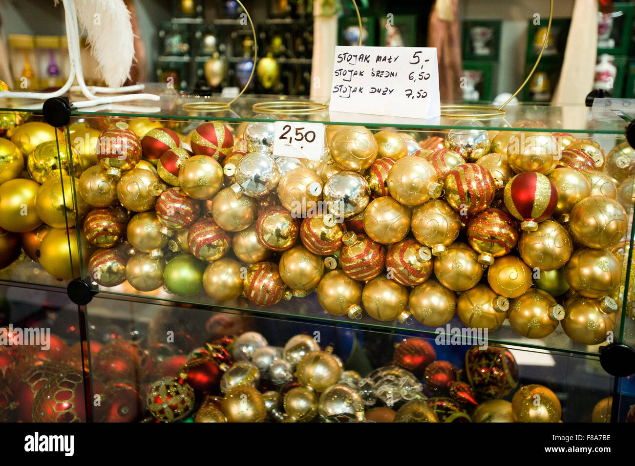 Piotrkow Trybunalski, Pologne. 7 Décembre, 2015. Boules de Noël exposés à la vente au-zkło «Glass-Decor» (décor), un fabricant de décoration de Noël à Piotrkow Trybunalski, Pologne. Credit : Marcin Rozpedowski/Alamy Live News Banque D'Images