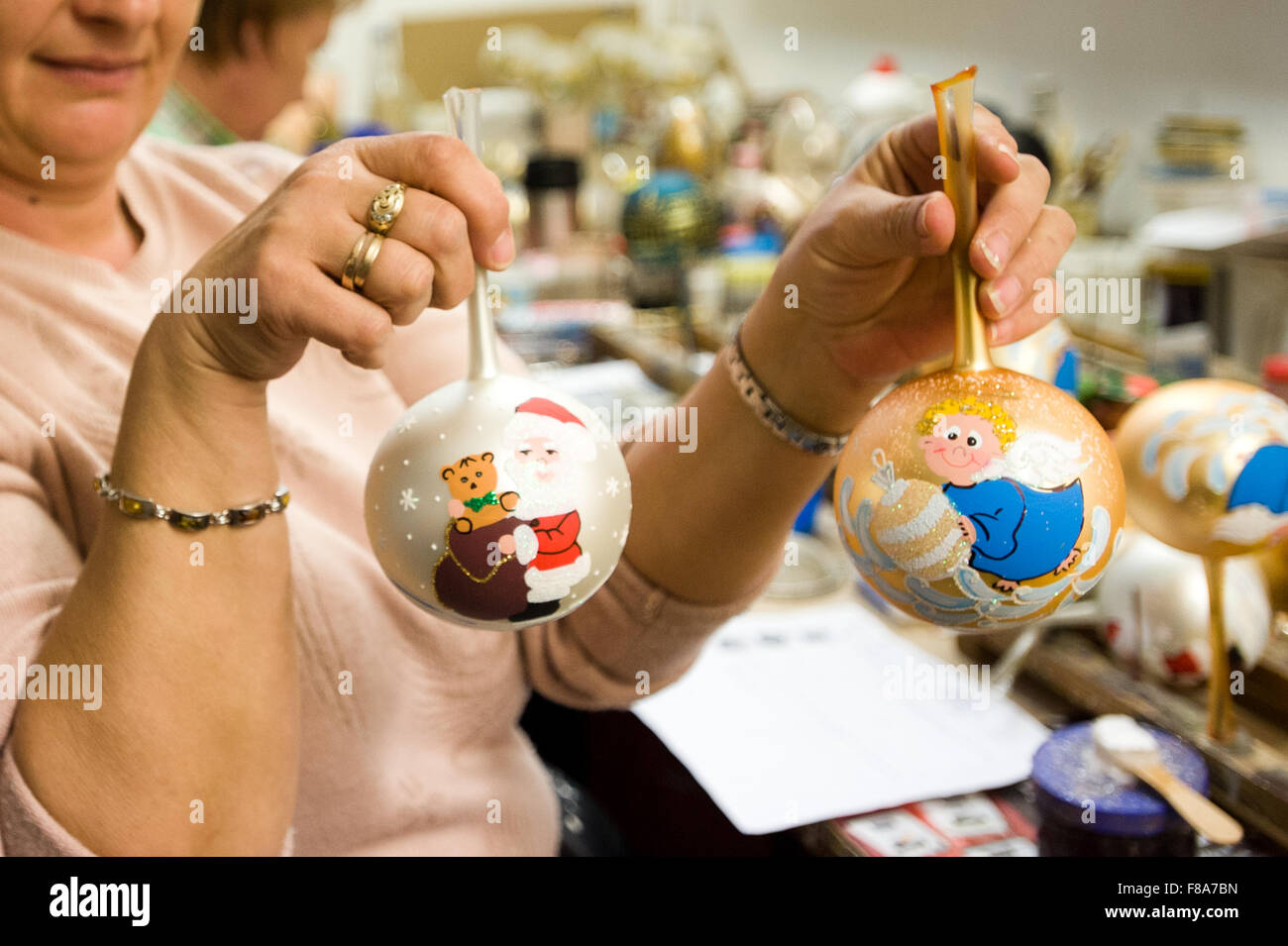 Piotrkow Trybunalski, Pologne. 7 Décembre, 2015. Boules de Noël fini présente travailleur au-zkło «Glass-Decor» (décor), un fabricant de décoration de Noël à Piotrkow Trybunalski, Pologne. Credit : Marcin Rozpedowski/Alamy Live News Banque D'Images