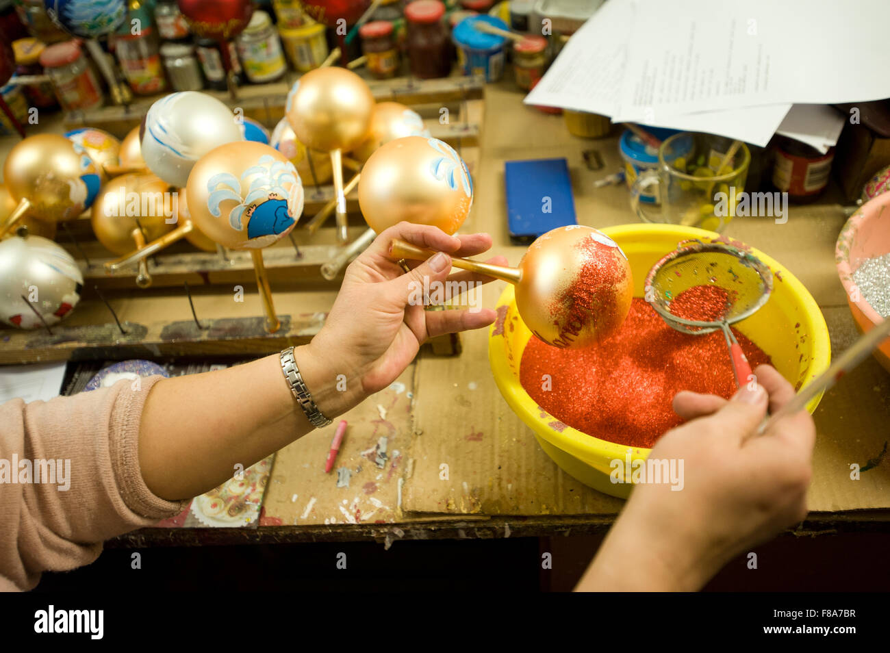 Piotrkow Trybunalski, Pologne. 7 Décembre, 2015. Bal de noël décore travailleur avec paillettes rouges au-zkło «Glass-Decor» (décor), un fabricant de décoration de Noël à Piotrkow Trybunalski, Pologne. Credit : Marcin Rozpedowski/Alamy Live News Banque D'Images