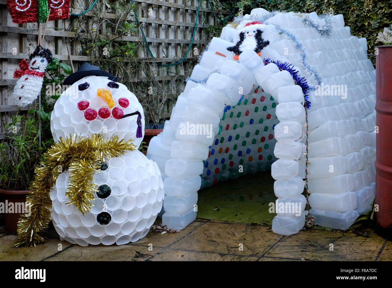Jardin de Noël Bonhomme de neige et d'igloo decoration en plastique boîtes  de lait et tasses Photo Stock - Alamy
