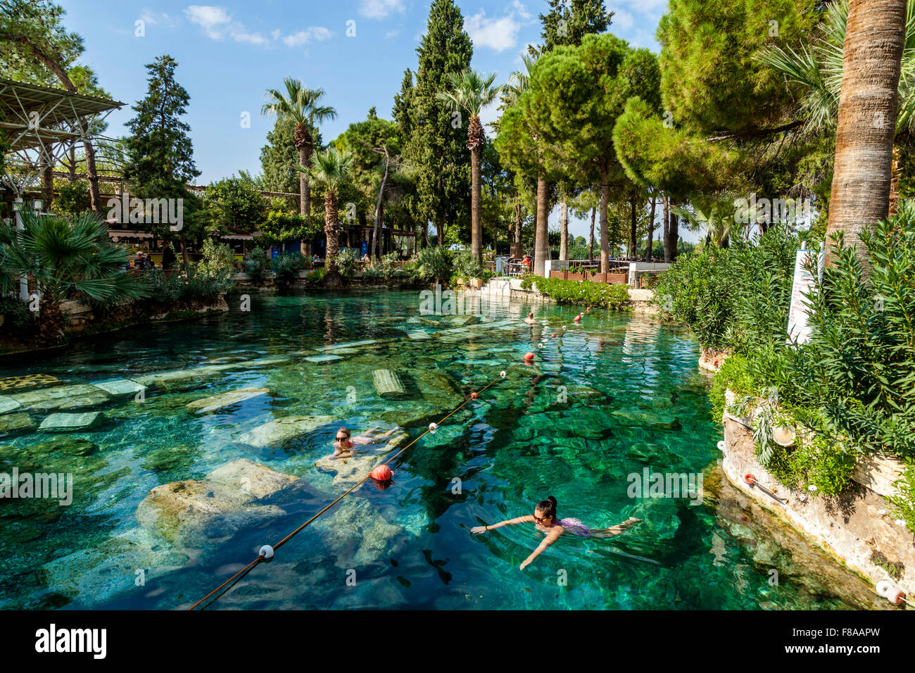 Les touristes la natation dans la piscine de Cléopâtre, Denizli Pamukkale Hierapolis/, Provence, Turquie Banque D'Images