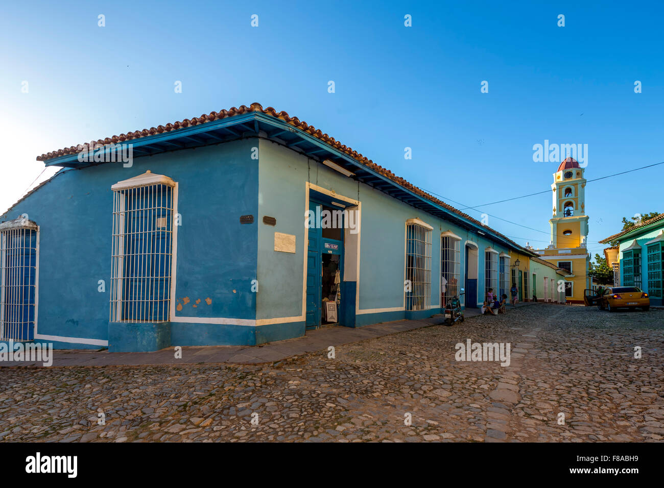 Entreprise touristique bleu avant l'église Convento de San Francisco de Asis, scène de rue, Trinidad, Cuba, Sancti Spiritus, Banque D'Images