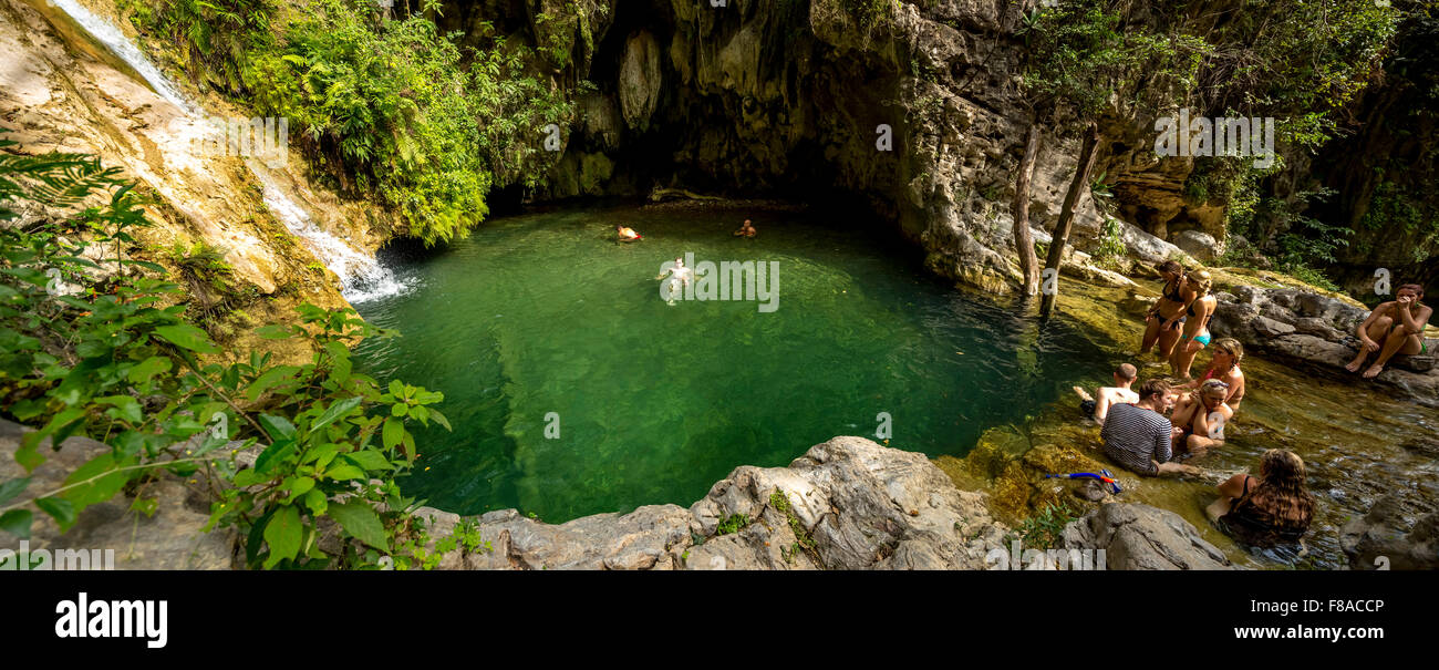Petit lac dans la Valle de los Ingenios auprès des touristes, l'eau claire, lac, grotte, Wassserfall, rock, profondeur, Trinidad, Cuba, Banque D'Images