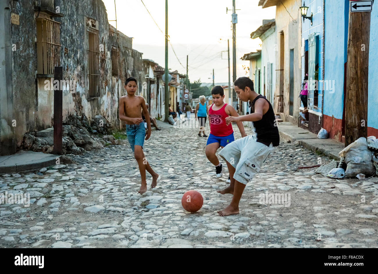 Les enfants jouent au soccer dans la rue de Trinidad, chaussée de pierre, de la pauvreté, de l'amusement, pavés, Trinidad, Cuba, Sancti Spiritus, Banque D'Images