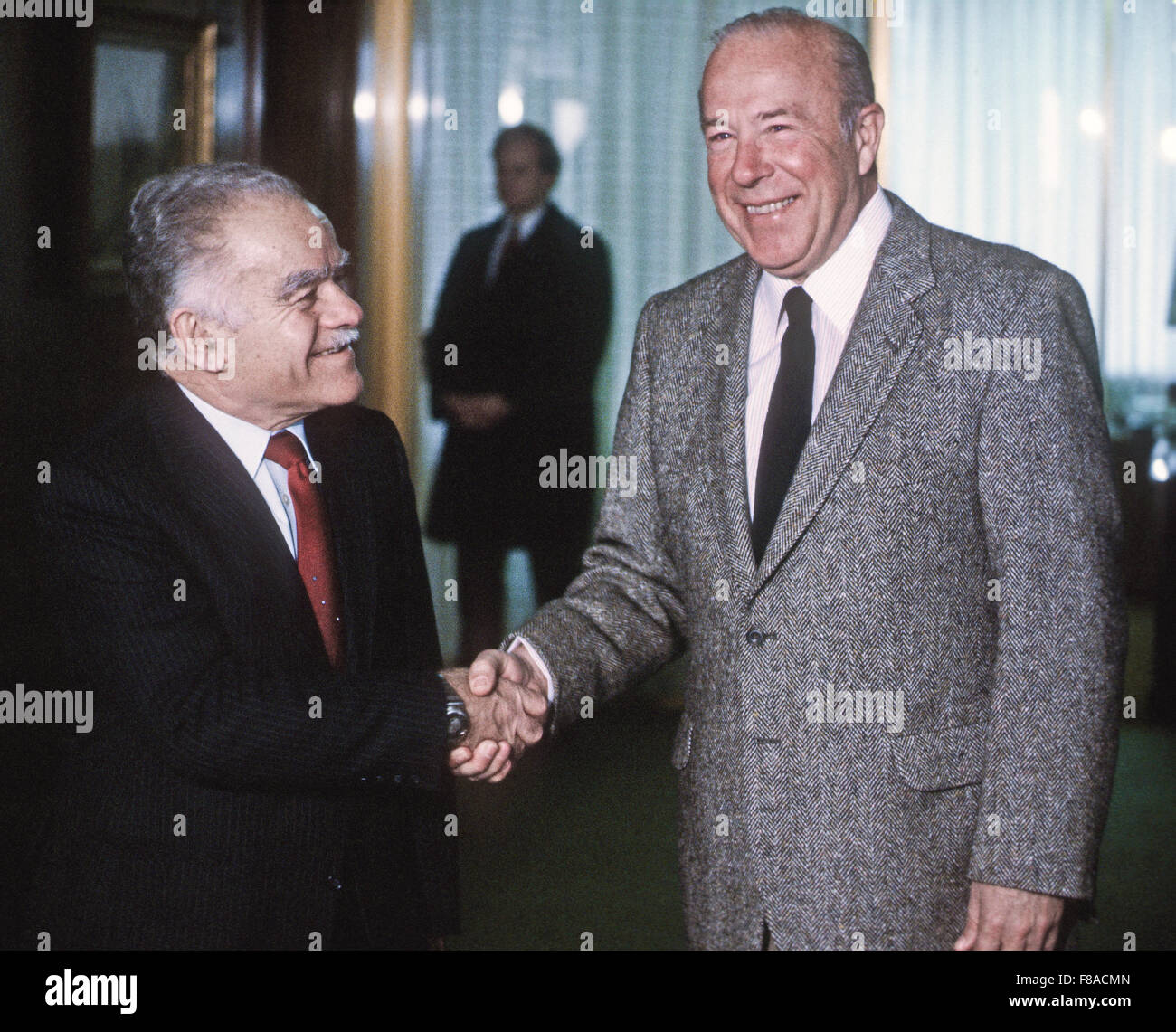 Washington, DC., USA 27 novembre 1983, Yitzhak Shamir, Premier Ministre d'Israël, serre la main avec le secrétaire d'État George Shultz. Un homme politique israélien Shamir et le septième premier ministre d'Israël, deux mandats. Avant la création de l'Etat d'Israël, Shamir était un chef de l'groupe paramilitaire sioniste Léhi. Après la création de l'Etat d'Israël, il sert dans le Mossad entre 1955 et 1965 Crédit : Mark Reinstein Banque D'Images