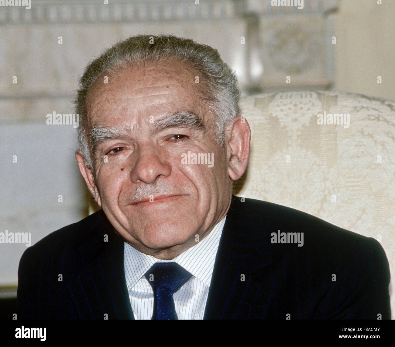 Washington, DC., USA 16 mars 1988 Le Premier Ministre Yitzhak Shamir d'Israël dans le bureau ovale de la Maison blanche au cours de réunion avec le président Ronald Reagan. Un homme politique israélien Shamir et le septième premier ministre d'Israël, deux mandats. Avant la création de l'Etat d'Israël, Shamir était un chef de l'groupe paramilitaire sioniste Léhi. Après la création de l'Etat d'Israël, il sert dans le Mossad entre 1955 et 1965 Crédit : Mark Reinstein Banque D'Images