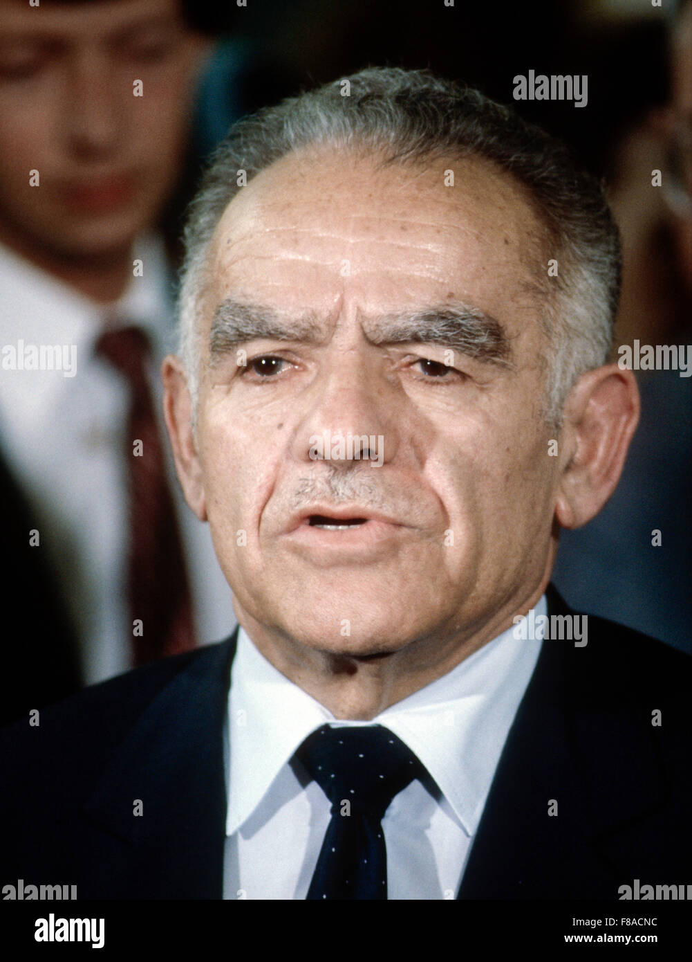 Washington, DC., USA 28 novembre 1983, Yitzhak Shamir, Premier Ministre d'Israël répond aux questions des journalistes après une deuxième réunion avec le secrétaire d'État George Shultz. Un homme politique israélien Shamir et le septième premier ministre d'Israël, deux mandats. Avant la création de l'Etat d'Israël, Shamir était un chef de l'groupe paramilitaire sioniste Léhi. Après la création de l'Etat d'Israël, il sert dans le Mossad entre 1955 et 1965 Crédit : Mark Reinstein Banque D'Images