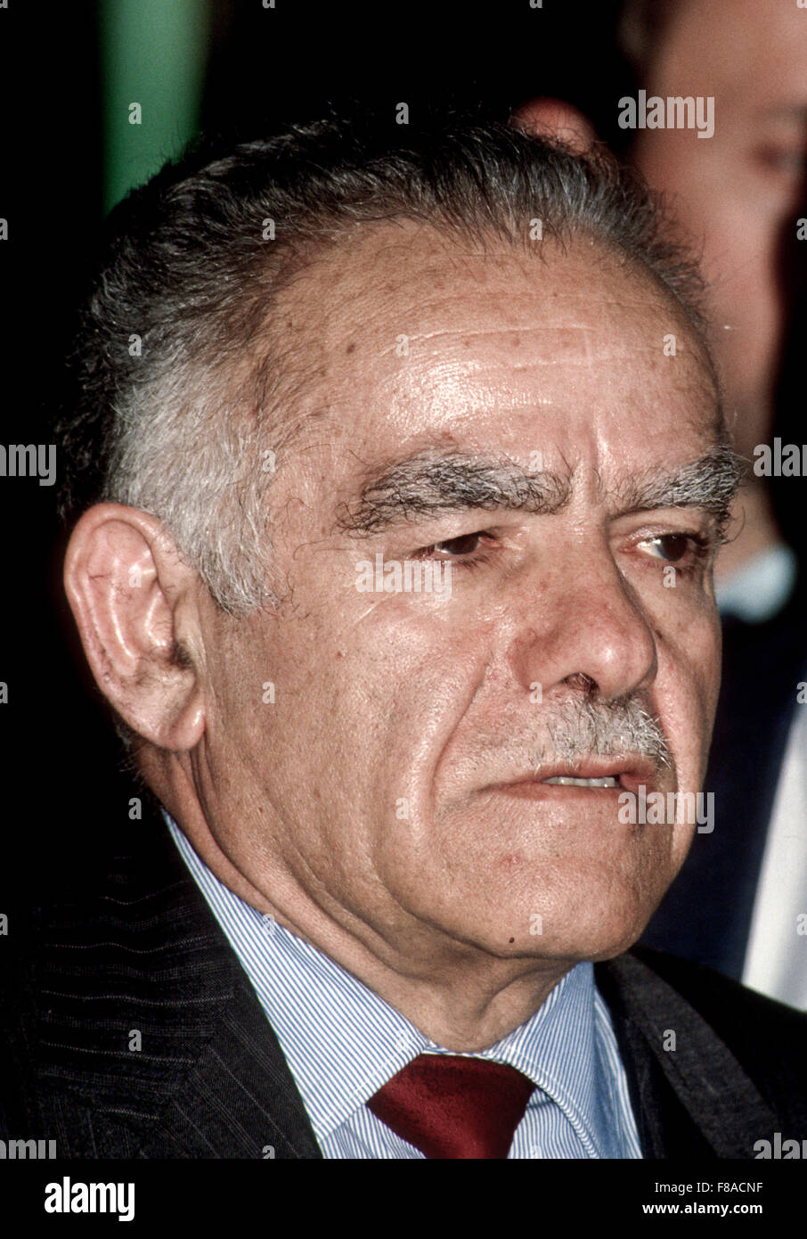 Washington, DC., USA 27 novembre 1983, Yitzhak Shamir, Premier Ministre d'Israël répond aux questions des journalistes après sa rencontre avec Sec. Shultz. Un homme politique israélien Shamir et le septième premier ministre d'Israël, deux mandats. Avant la création de l'Etat d'Israël, Shamir était un chef de l'groupe paramilitaire sioniste Léhi. Après la création de l'Etat d'Israël, il sert dans le Mossad entre 1955 et 1965 Crédit : Mark Reinstein Banque D'Images