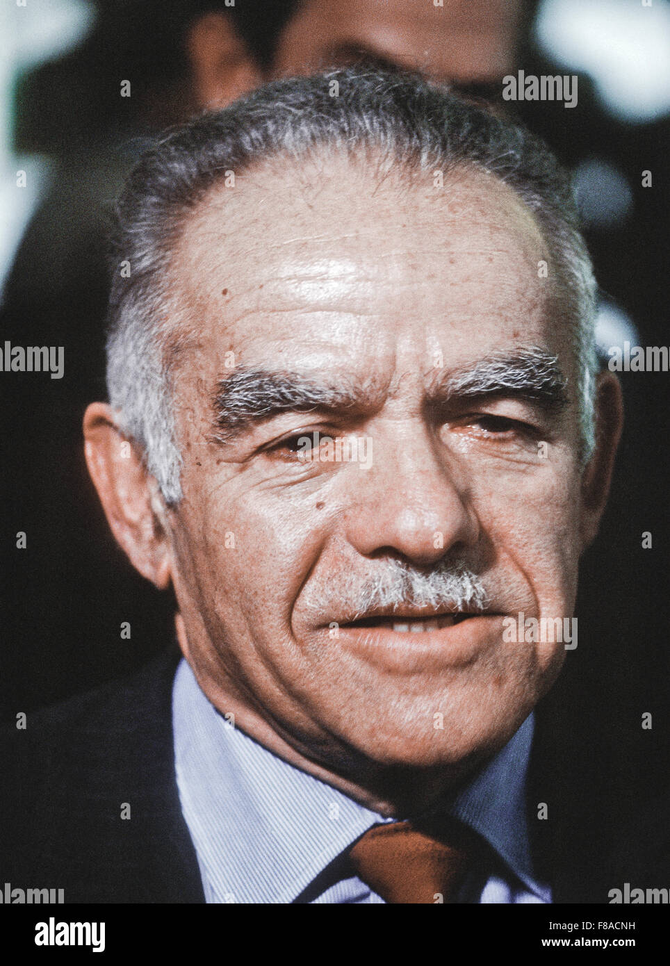 Washington, DC., USA 27 novembre 1983, Yitzhak Shamir, Premier Ministre d'Israël répond aux questions des journalistes après sa rencontre avec le secrétaire d'État George Shultz. Un homme politique israélien Shamir et le septième premier ministre d'Israël, deux mandats. Avant la création de l'Etat d'Israël, Shamir était un chef de l'groupe paramilitaire sioniste Léhi. Après la création de l'Etat d'Israël, il sert dans le Mossad entre 1955 et 1965 Crédit : Mark Reinstein Banque D'Images