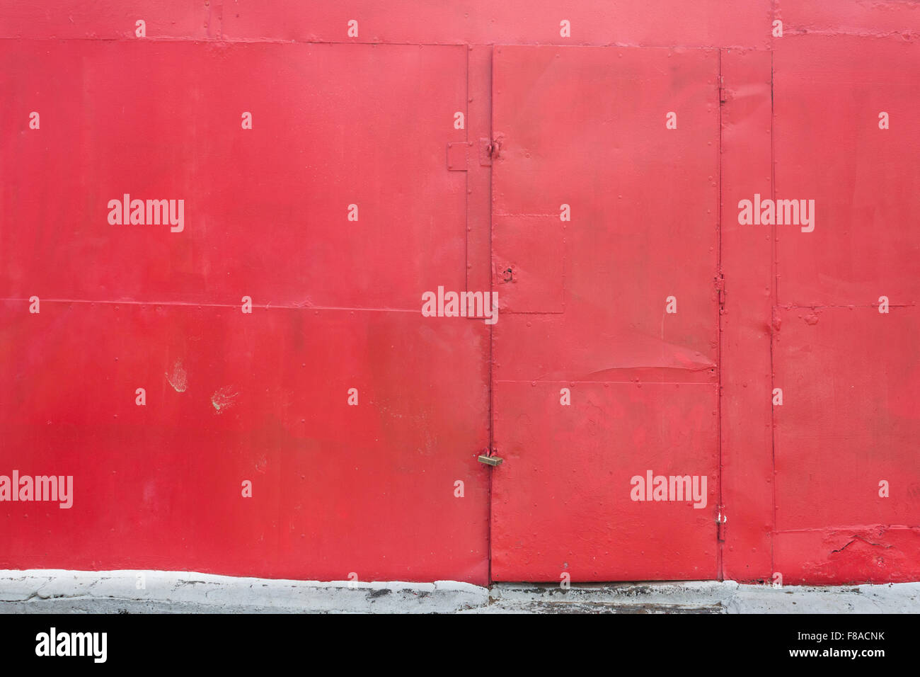 Contexte / red wall texture avec porte fermée Banque D'Images