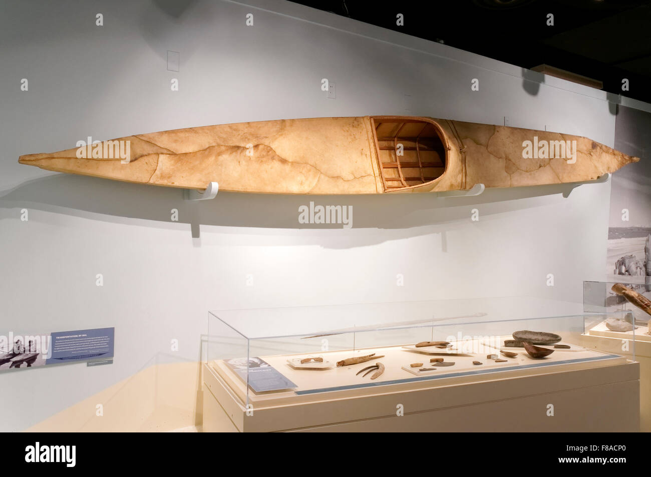 Kayak inuit traditionnel et d'autres artefacts inuits exposition, Musée maritime de Vancouver, Vancouver, BC, Canada Banque D'Images