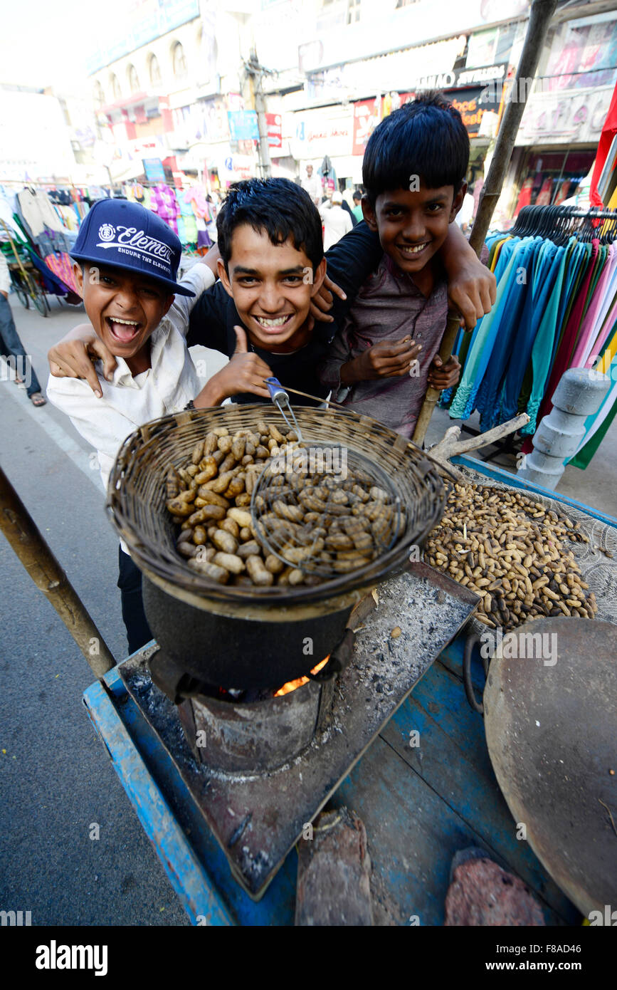 Heureux les garçons indiens présentent par un décrochage d'arachide à Hyderabad, Inde. Banque D'Images