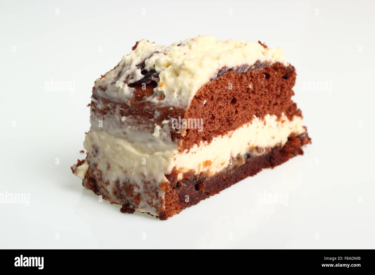 Gâteau au chocolat (Torte) de crème fouettée et de confiture Banque D'Images