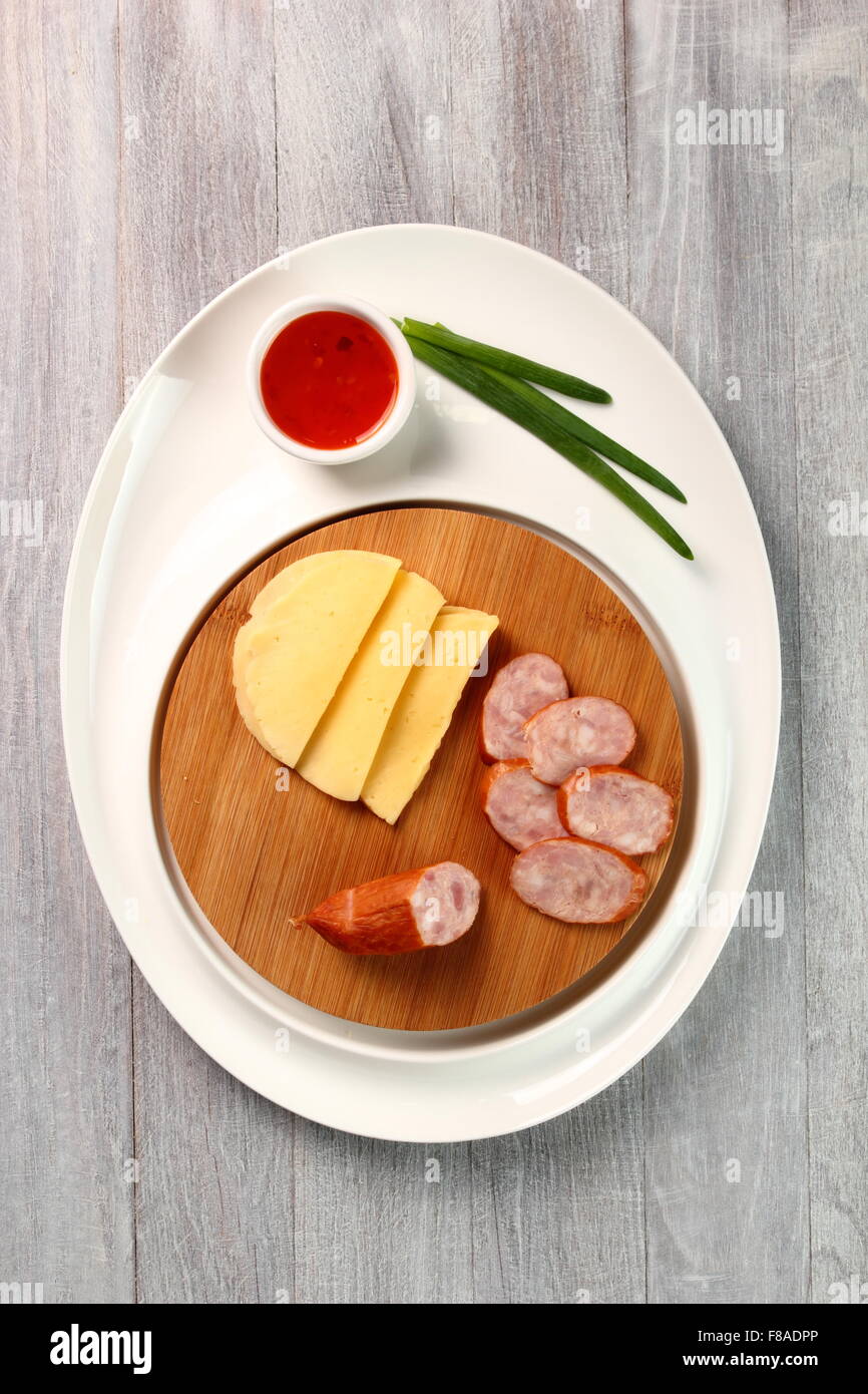 Saucisses et fromages. Entrée série. Banque D'Images