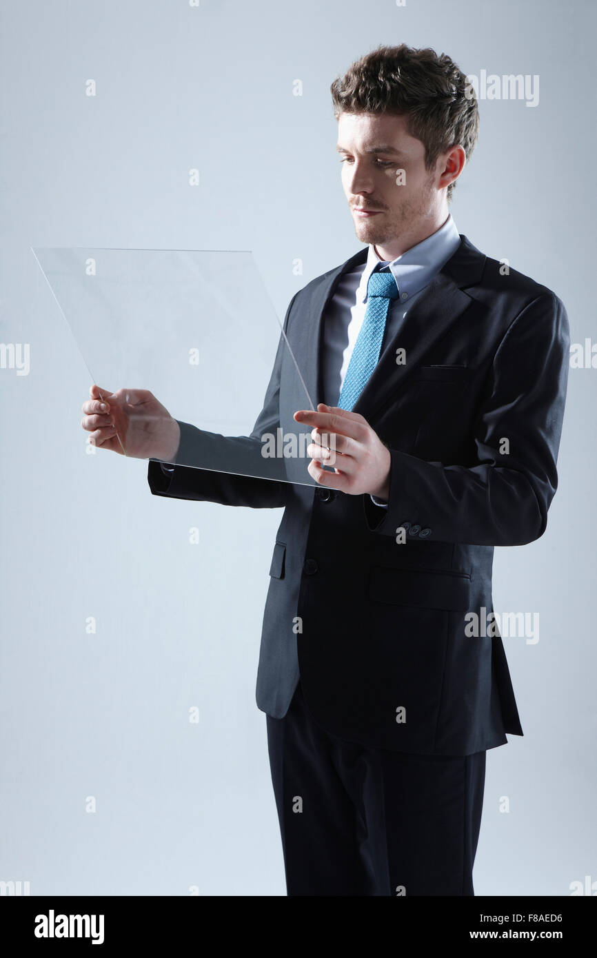 Business man holding un écran tactile Banque D'Images