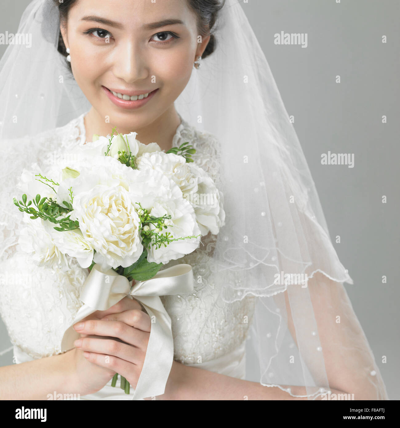 Korean bride holding a bouquet et fixant l'avant Banque D'Images