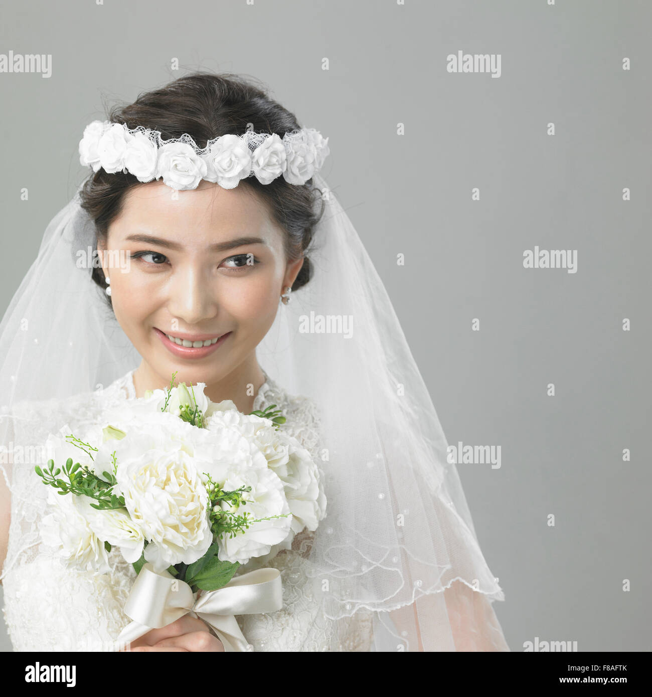 Korean bride holding a bouquet et à côté Banque D'Images