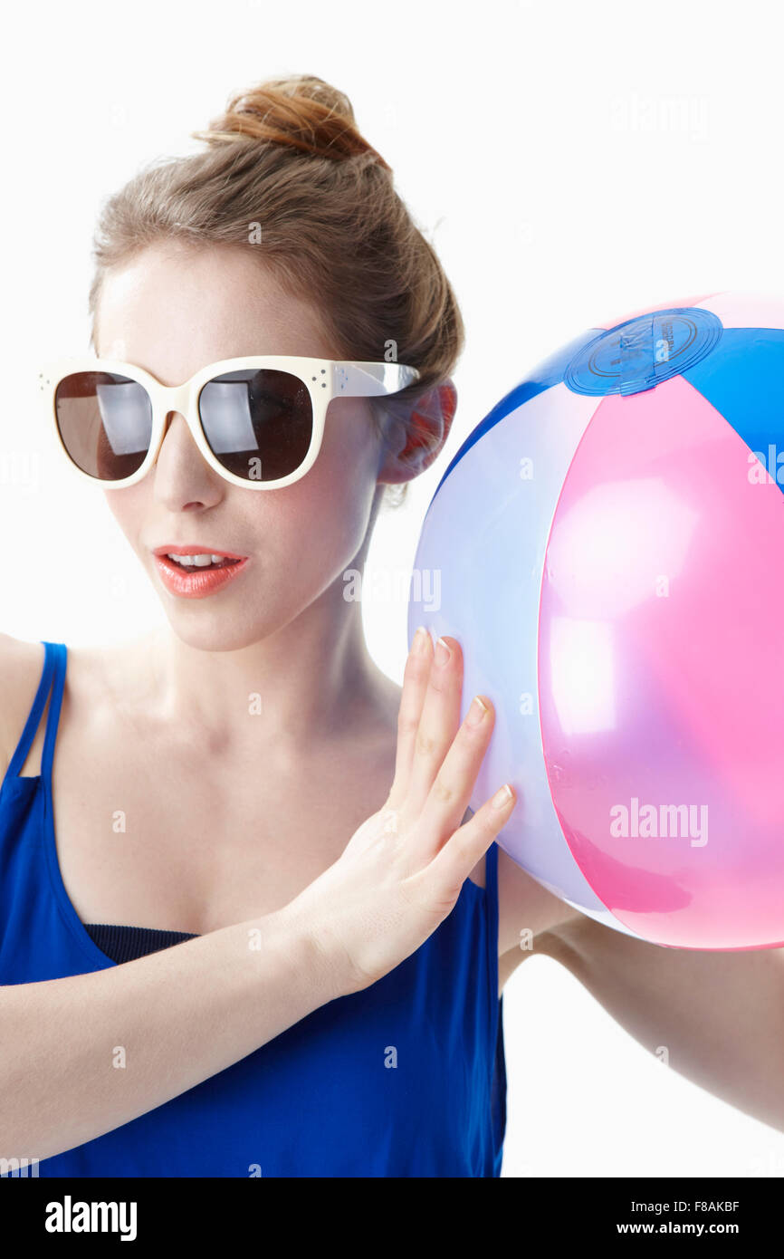 Femme tenant un ballon de plage Banque D'Images