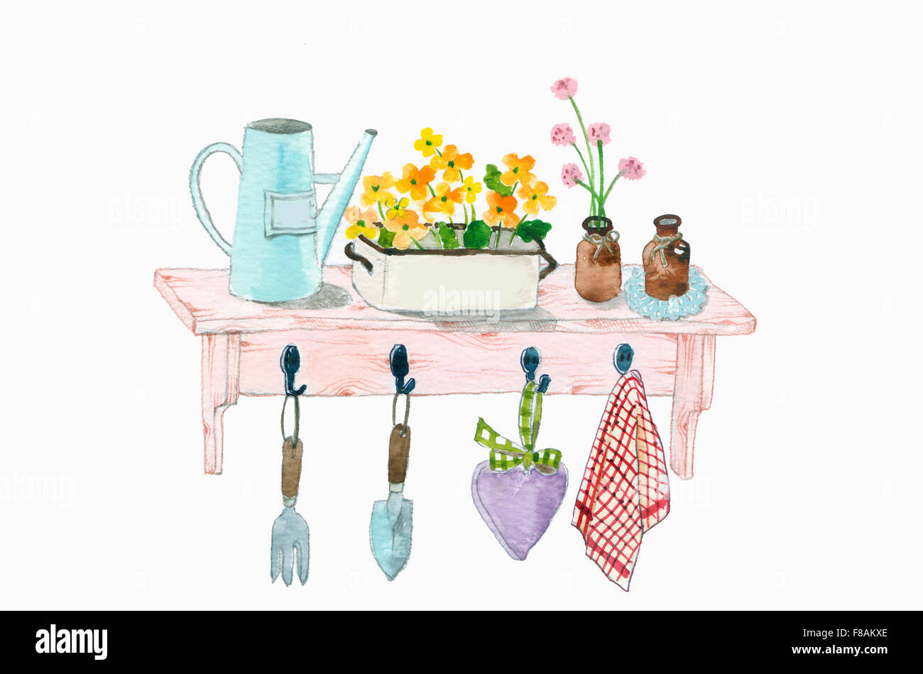 Fleurs dans un pot et en bouteille avec des objets pour le jardinage Banque D'Images