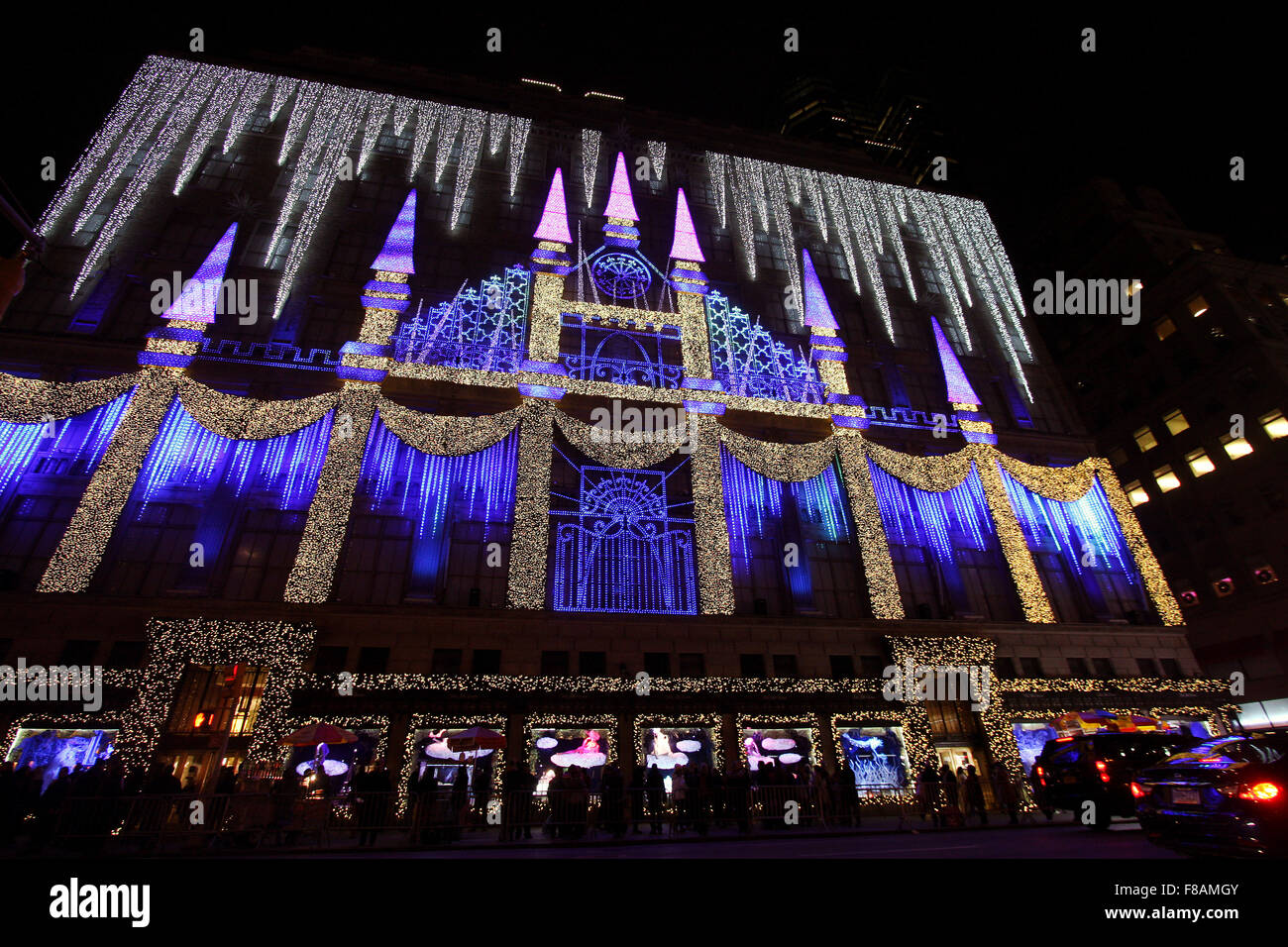 New York, New York, USA. 07Th Dec, 2015. Les lumières de Noël mis en musique ornent la face de Saks Fifth Avenue à New York City en face du Rockefeller Center. Crédit : Adam Stoltman/Alamy Live News Banque D'Images