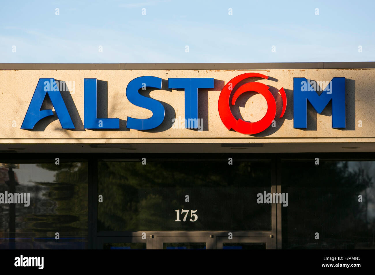 Un logo affiche à l'extérieur d'un établissement occupé par Alstom à Windsor, Connecticut le 21 novembre 2015. Banque D'Images