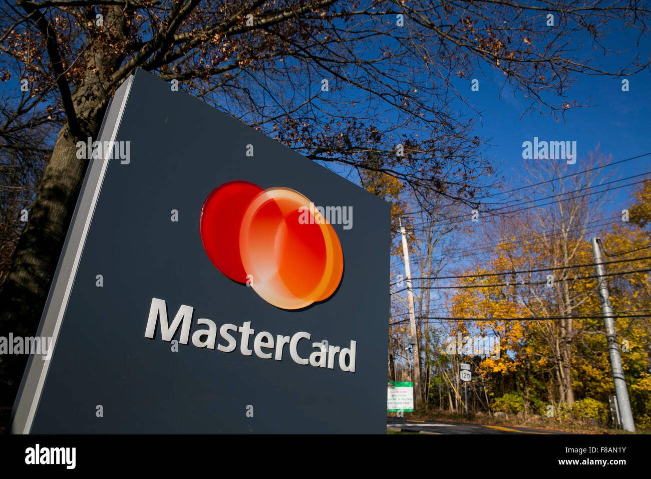 Un logo affiche à l'extérieur du siège de MasterCard Worldwide à Purchase, New York le 21 novembre 2015. Banque D'Images
