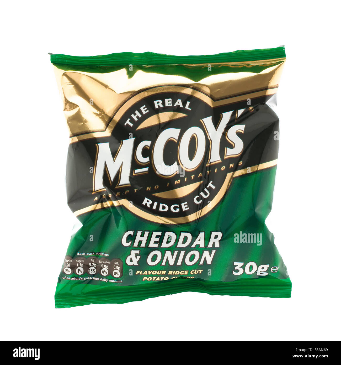 Sachet de fromage et l'Oignon McCoy Ridge Cut chips sur un fond blanc, McCoy's sont faites par KP en-cas au Royaume-Uni Banque D'Images