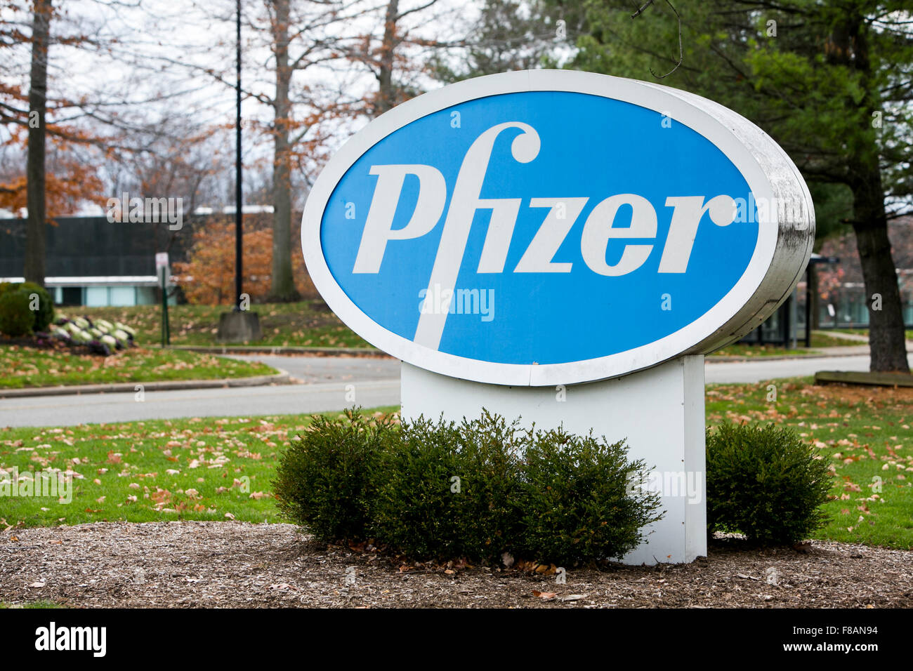 Un logo affiche à l'extérieur d'un établissement occupé par Pfizer, Inc., à Parsippany, New Jersey le 22 novembre 2015. Banque D'Images