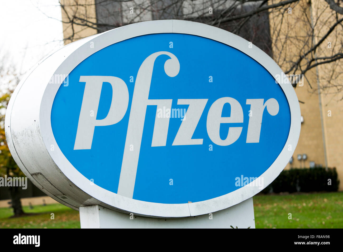 Un logo affiche à l'extérieur d'un établissement occupé par Pfizer, Inc., à Parsippany, New Jersey le 22 novembre 2015. Banque D'Images