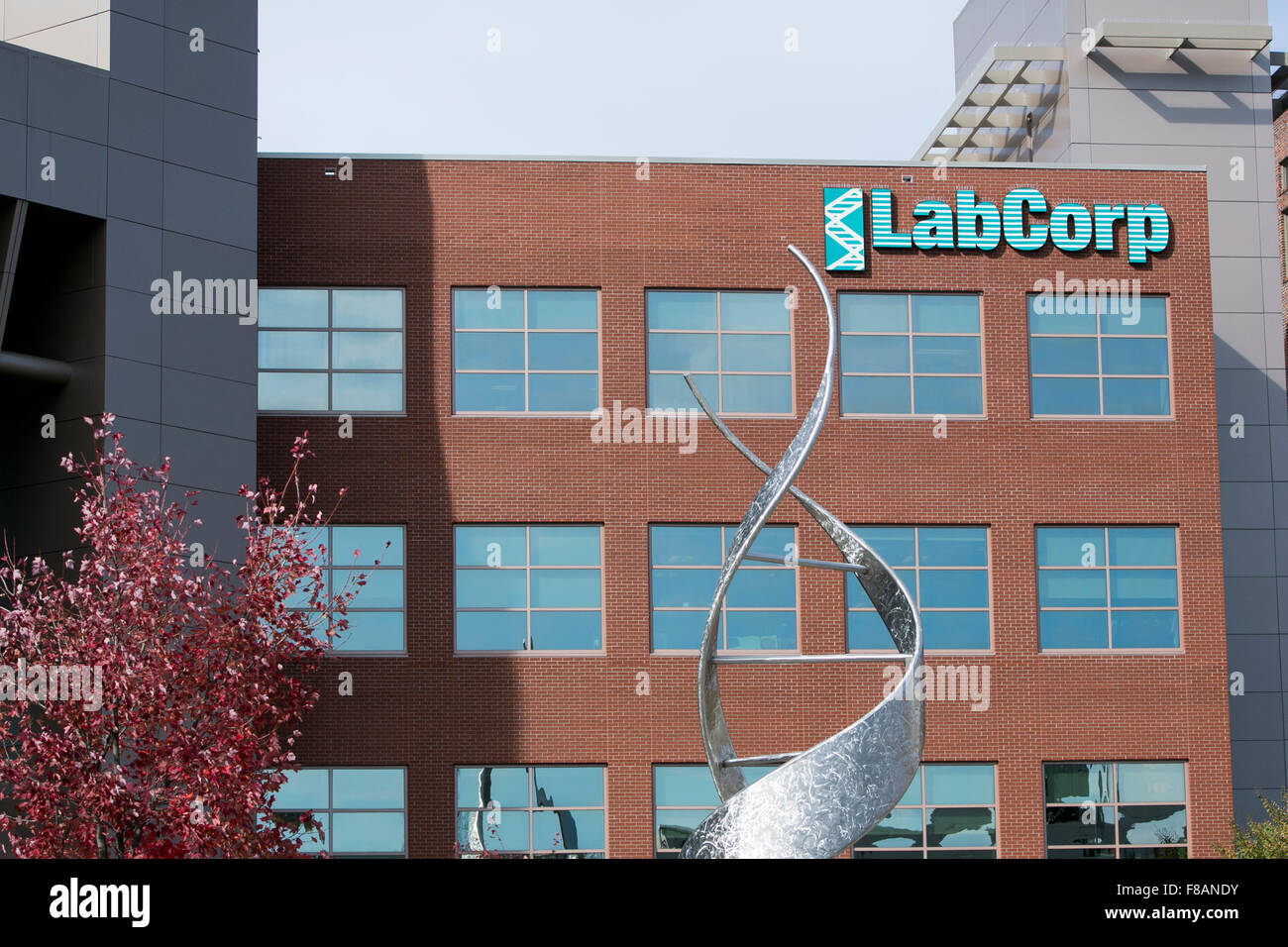 Un logo affiche à l'extérieur du siège de Laboratory Corporation of America Holdings (LabCorp) à Burlington, en Caroline du Nord sur Banque D'Images