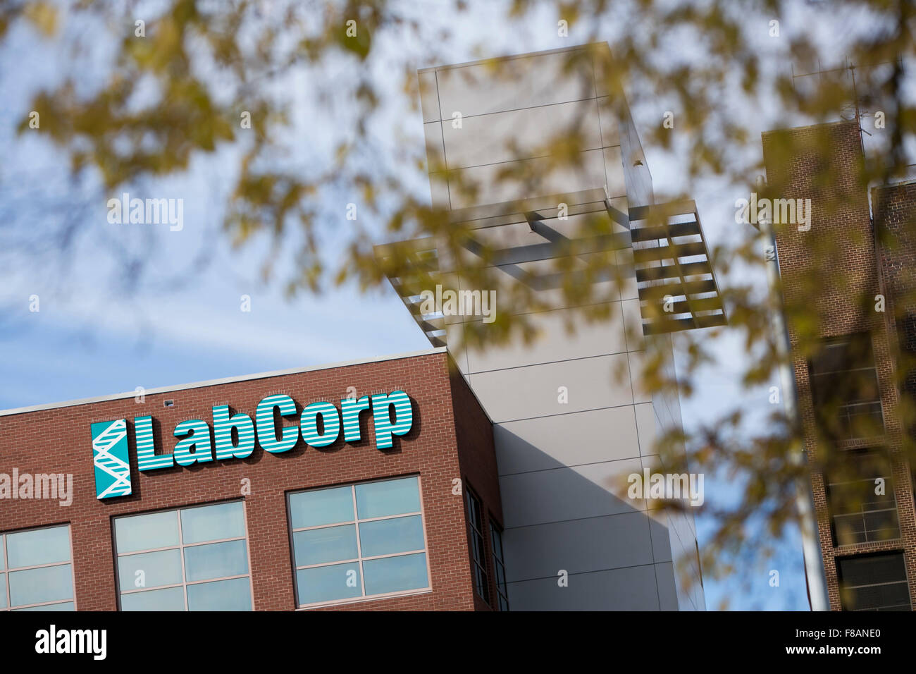 Un logo affiche à l'extérieur du siège de Laboratory Corporation of America Holdings (LabCorp) à Burlington, en Caroline du Nord sur Banque D'Images