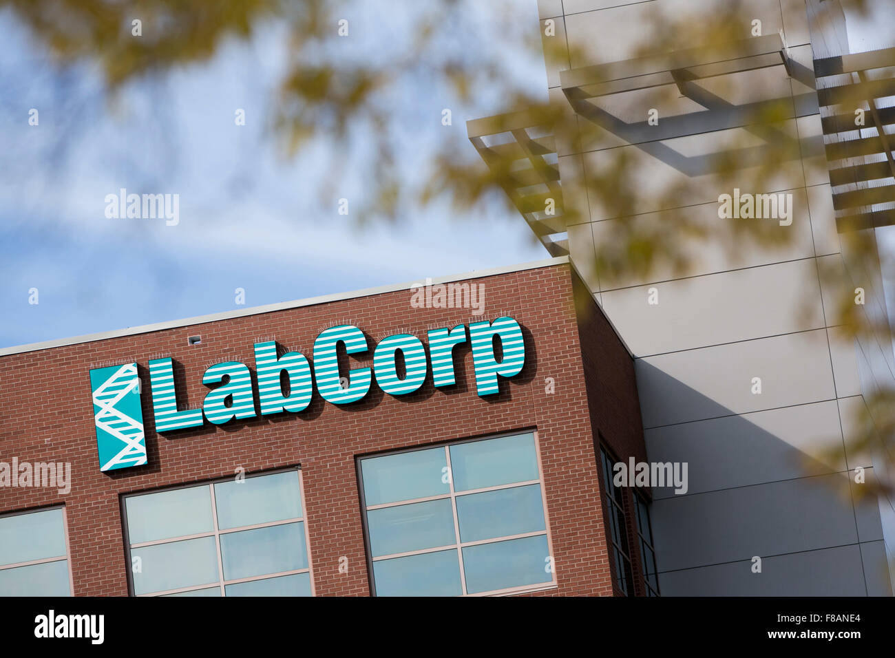 Un logo affiche à l'extérieur du siège de Laboratory Corporation of America Holdings (LabCorp) à Burlington, en Caroline du Nord sur Banque D'Images