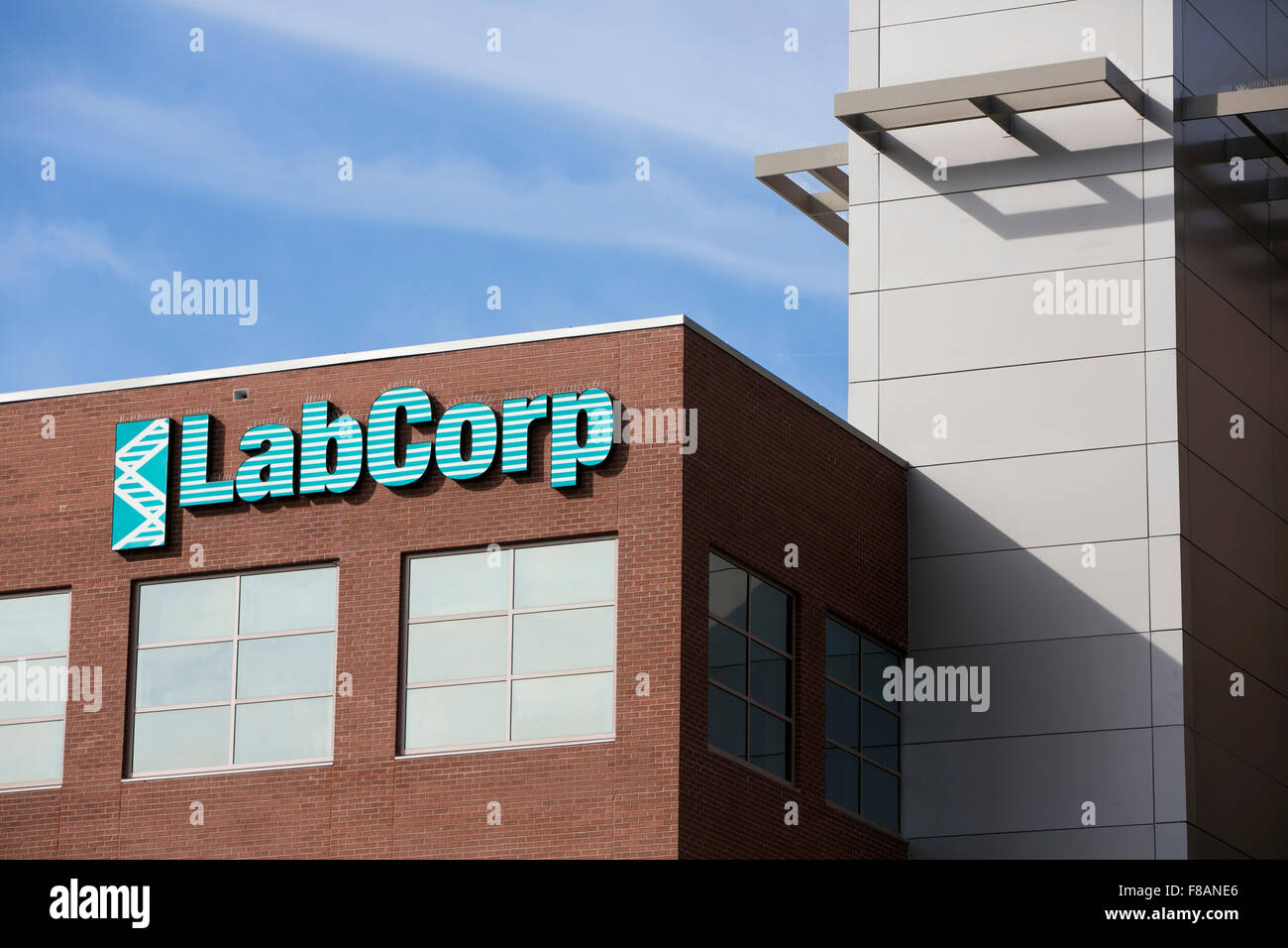 Un logo affiche à l'extérieur du siège de Laboratory Corporation of America Holdings (LabCorp) à Burlington, en Caroline du Nord sur Banque D'Images