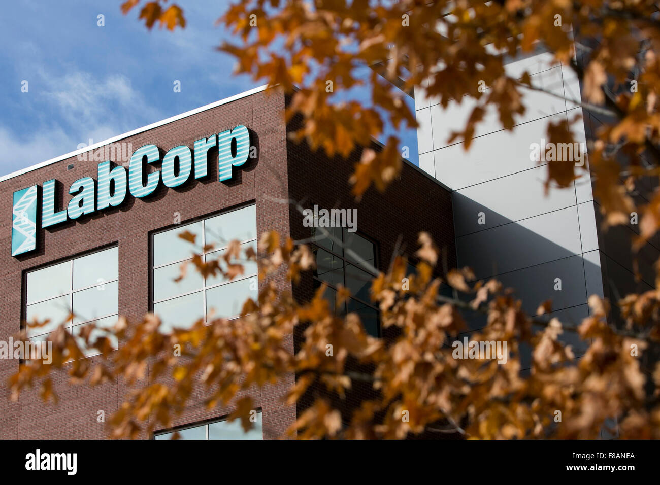 Un logo affiche à l'extérieur du siège de Laboratory Corporation of America Holdings (LabCorp) à Burlington, en Caroline du Nord sur Banque D'Images