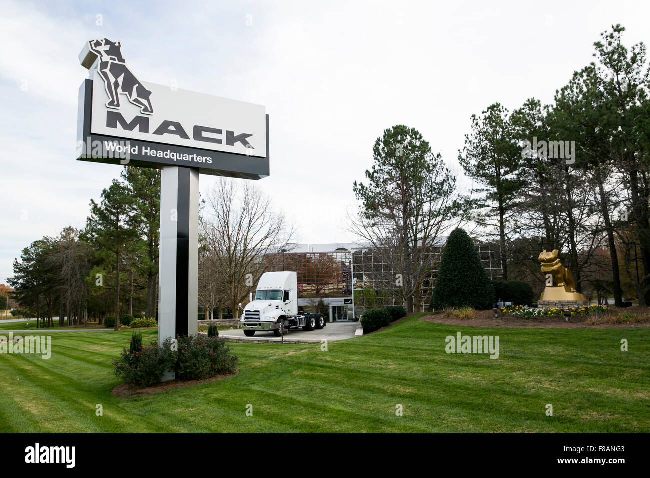 Un logo affiche à l'extérieur du siège de Mack Trucks, Inc., de Greensboro, Caroline du Nord le 27 novembre 2015. Banque D'Images