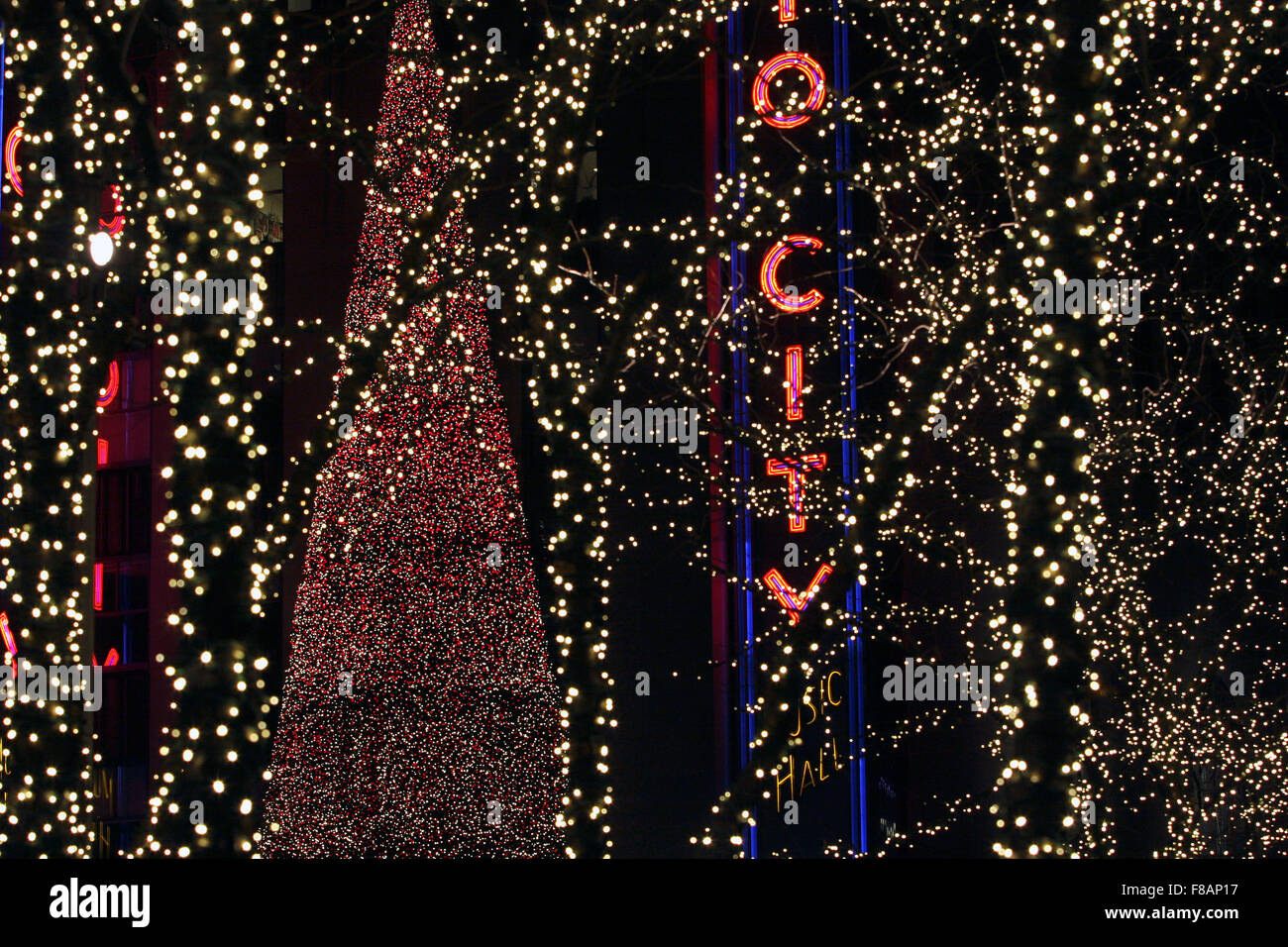New York, New York, USA. 07Th Dec, 2015. Les lumières de Noël à l'extérieur de Radio City Music Hall à Rockefeller Center à New York. Crédit : Adam Stoltman/Alamy Live News Banque D'Images