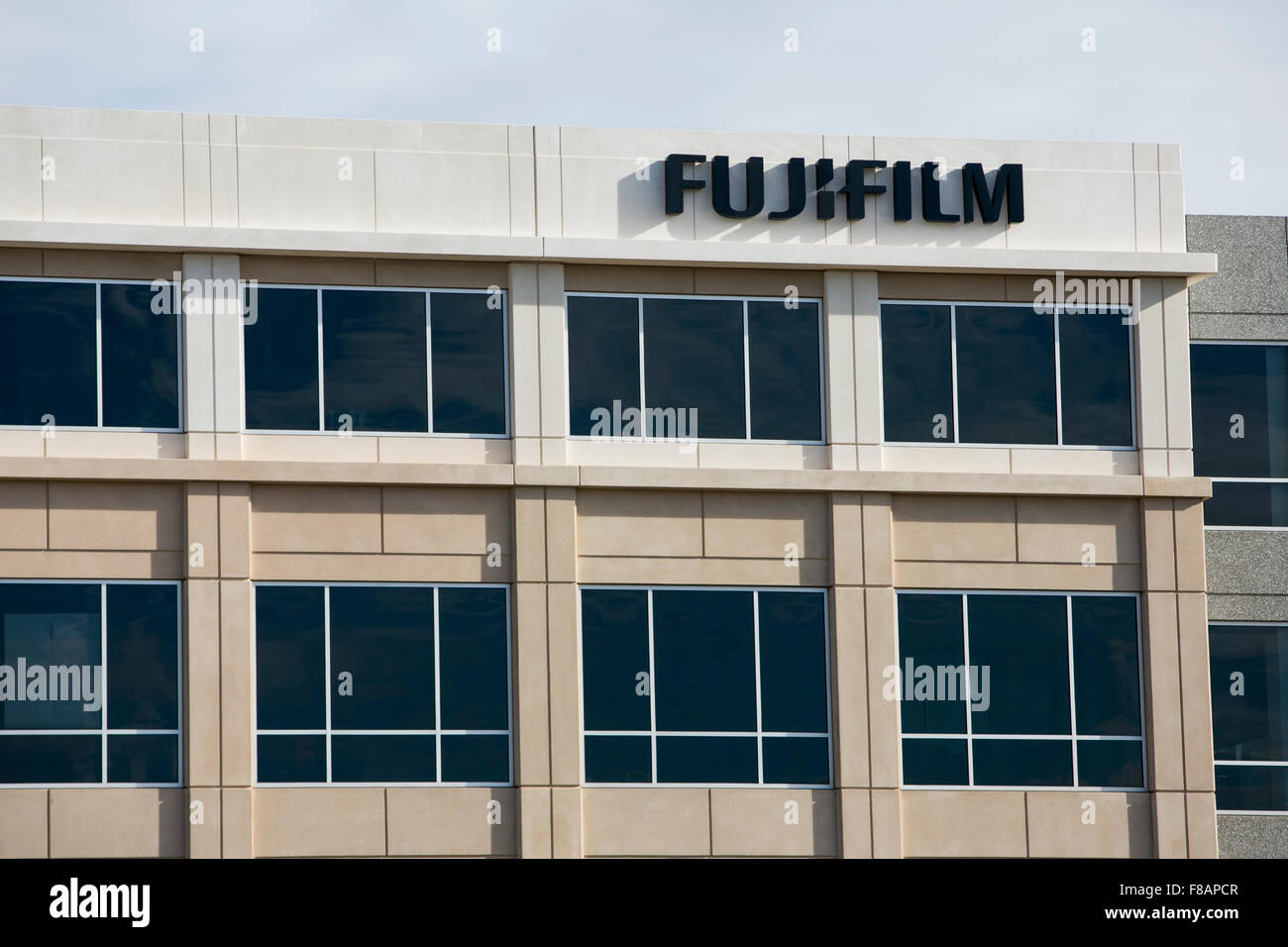 Un logo affiche à l'extérieur d'un établissement occupé par Fujifilm Holdings Corporation, à Morrisville, Caroline du Nord le 29 novembre 2015. Banque D'Images