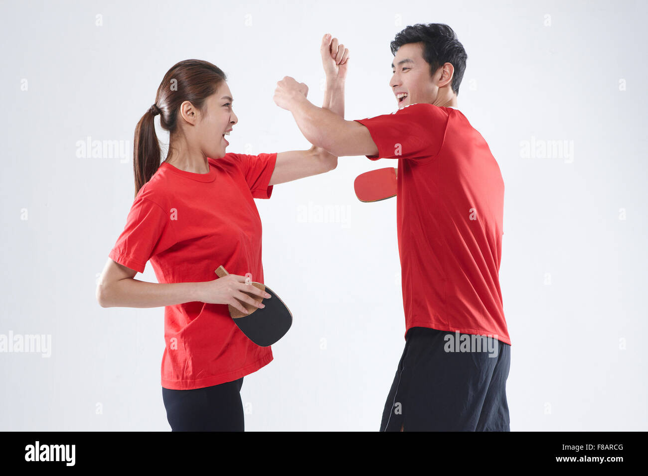 Portrait de deux joueurs de tennis de table pour les encourager face à face Banque D'Images